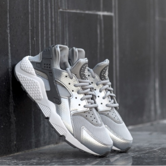 Nike Shoes - Nike Hurache run